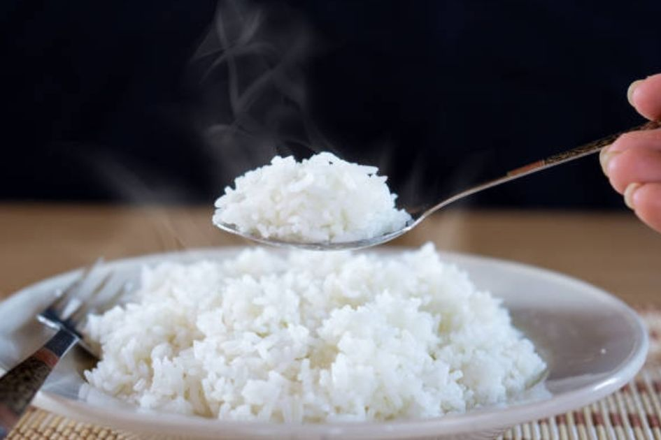 Makan Nasi Panas dan Mitos Kenaikan Gula Darah: Fakta yang Perlu Diketahui di 2024