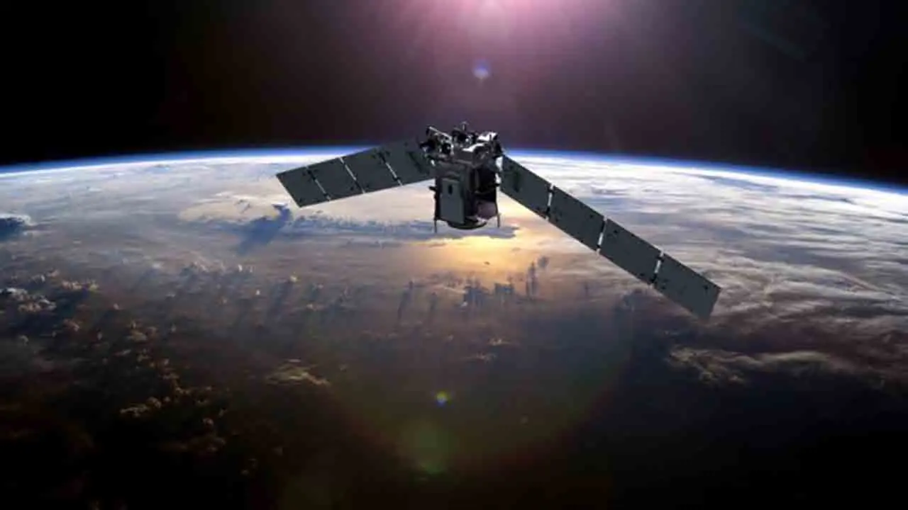 Kenapa Satelite Terus Mengorbit di Ruang Angkasa Tanpa Jatuh? Studi 2024