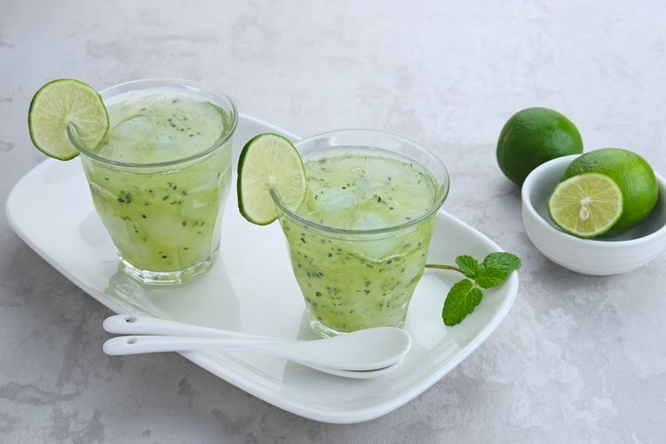 minum air jeruk nipis