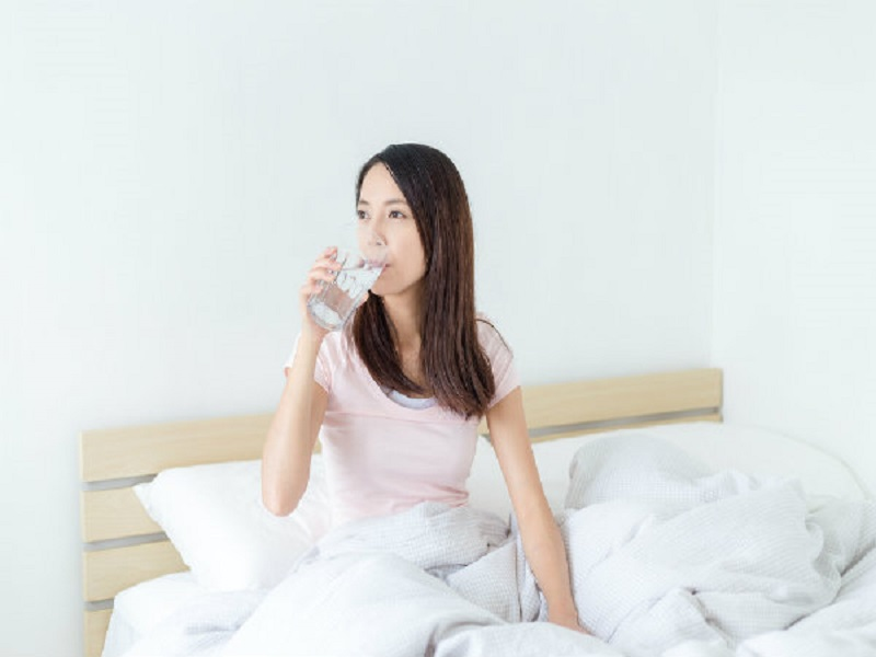 Manfaat Super Minum Air Putih Sebelum Tidur: 9 Alasannya
